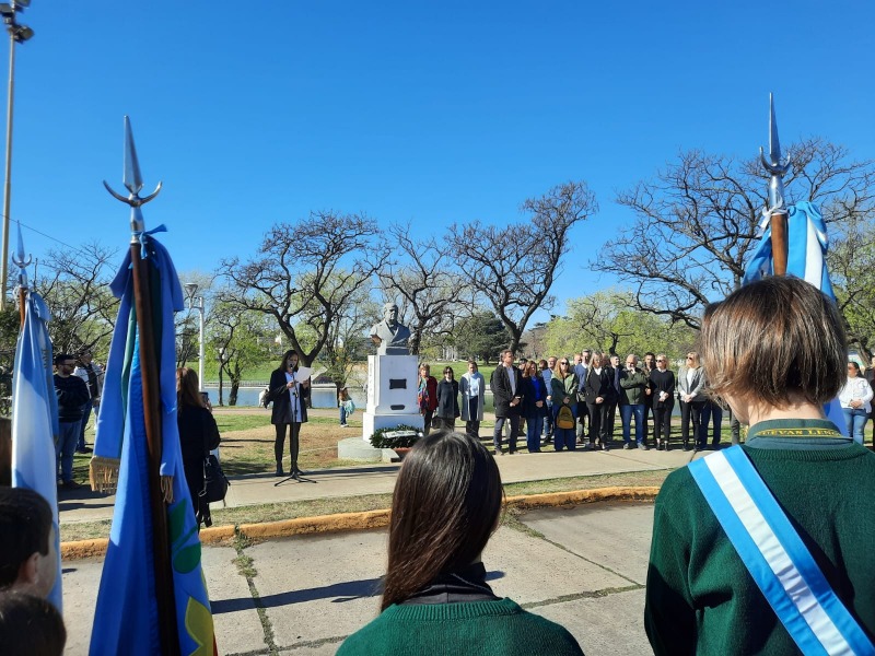 En el busto de Sarmiento se conmemor el Da del Maestro